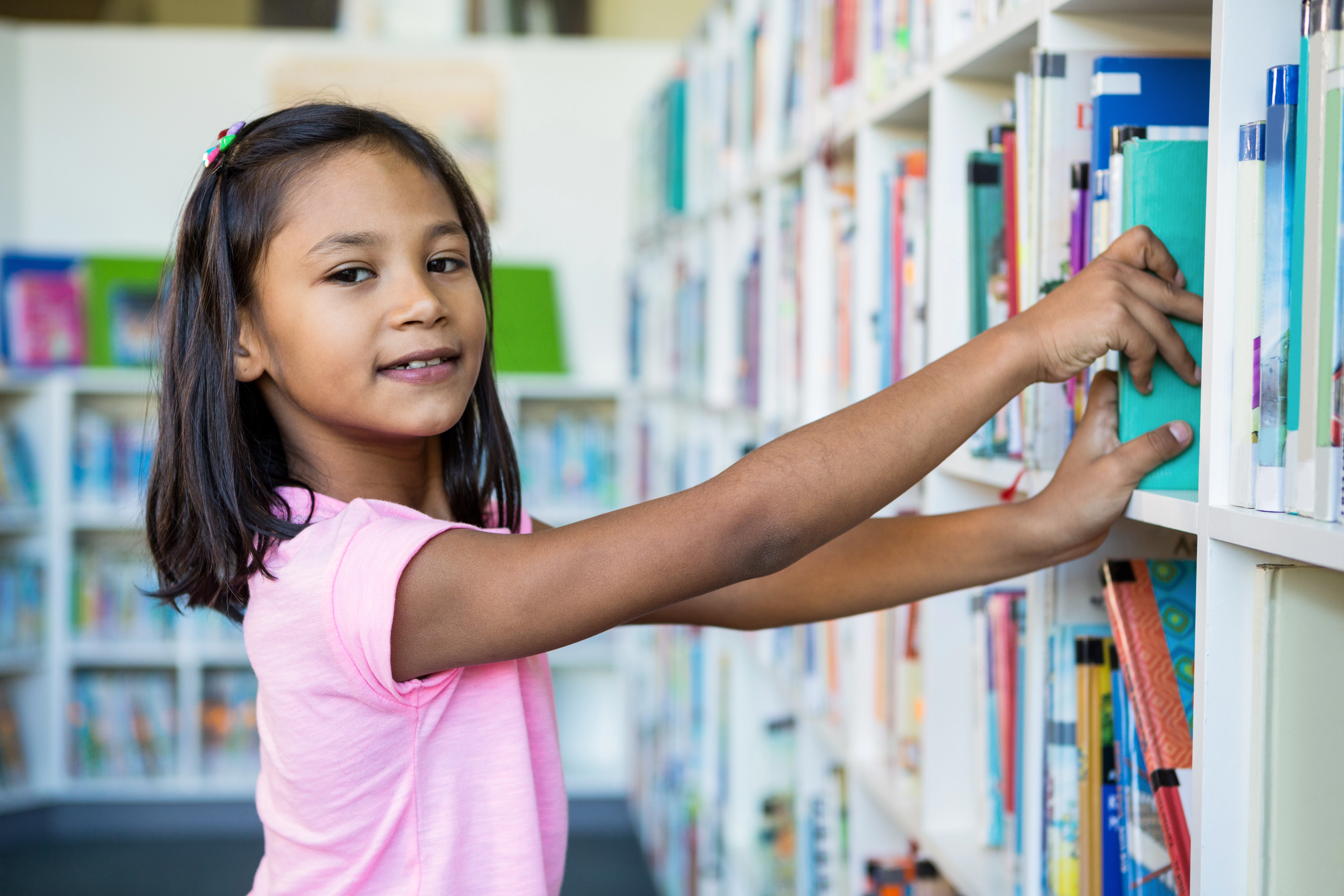 Niña buscando libros